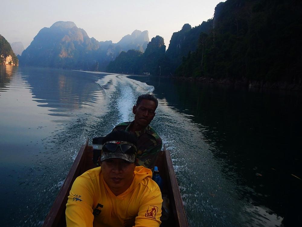 
 [center]พอเรือแล่นมาถึงเวิ้งนี้ ลมเงียบกริบเลย นํ้าเรียบมากๆ[/center]

