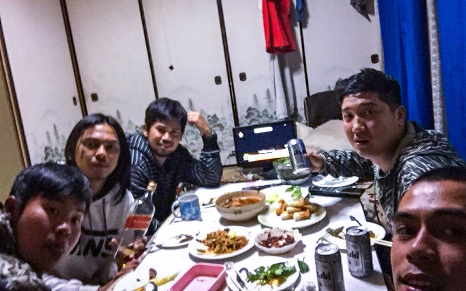 น้ามิกซ์  มาส่งผม  กับ  โอมิด  ที่บ้าน    :grin:

ผมเลยจัด สก๊อตวิสกี้  และ  เบียร์  ดื่มกันต่อยาว