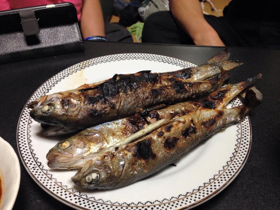 น้าบิ๊ก Thai-Angler  เอาปลาเทราต์  ที่แกไปตกมาวันนี้  ย่างมาฝากพวกเราด้วย  รสชาติเยี่ยมมาก   ครับผม 