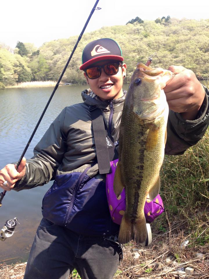 น้าโจ้  หายเข้าไปเดินธุดงค์  อยู่ซักพักใหญ่  ก็รีบวิ่งออกมา  กับ  ปลา Bass ไซด์นี้     :love: :love: