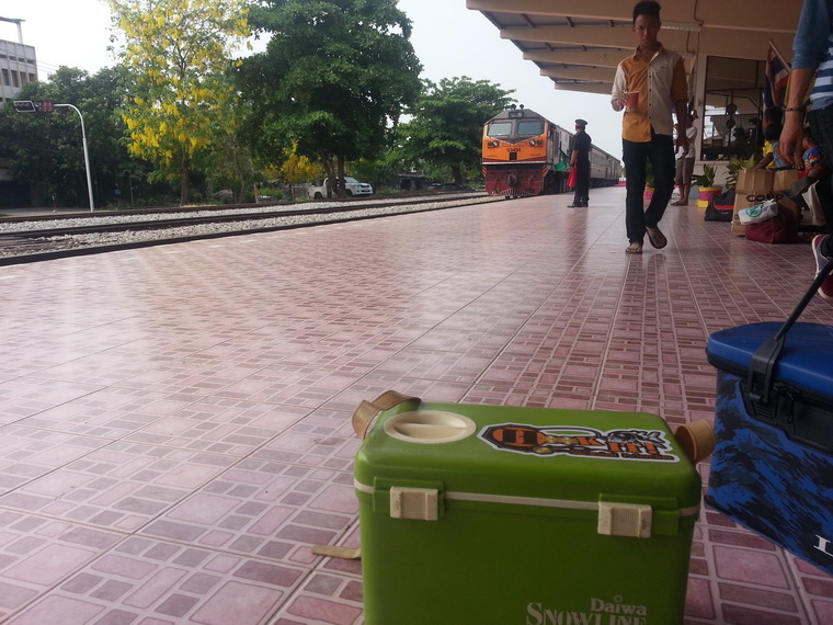 รอสักพักก็มีรถไฟมา . ..