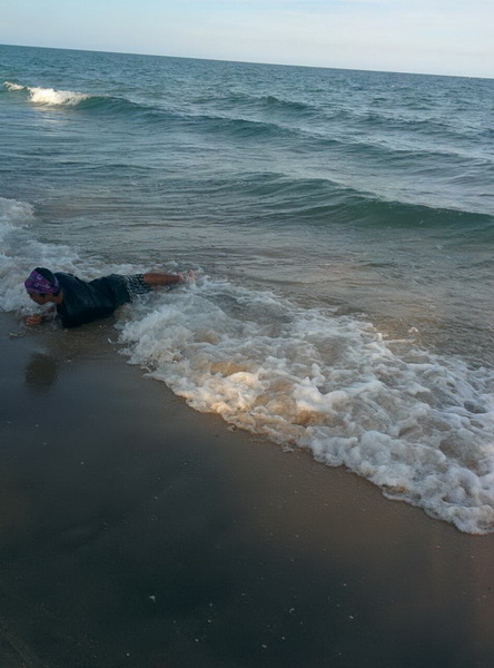 เดินไปเรื่อยๆจนถึงชายหาดพอเห็นเพื่อนเล่นน้ำอยู่ไกลๆ  ผมนี่โยนของแล้ววิ่งไปหาเลย กระโดดลงไปนอนในน้ำเล