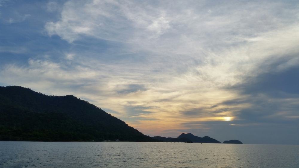 เรือออกมากลางทาง พระอาทิตย์กำลังตกพอดีครับ 
บรรยากาศ ดีมากๆครับ  :blush: