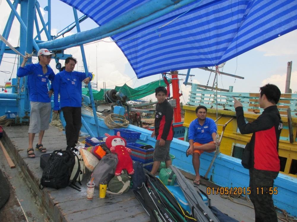 เรารเดินทางตั้งแต่เช้าของวันที่ 1 รถติดมากเนื่องจากเป็นวันหยุดยาว ถึงท่าเรือสิบโมงกว่า เราต้องนั้งเร