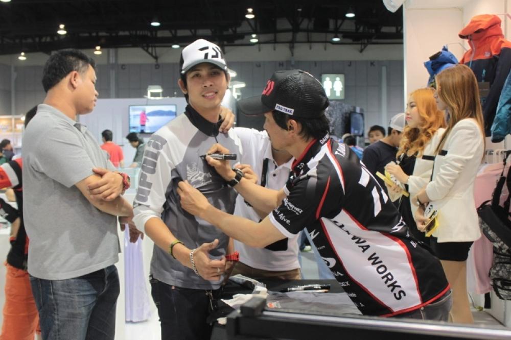 ......หล่อเลยจารเสื้อหมานๆอีก...ขอ ขอบคุณครับ :cheer: