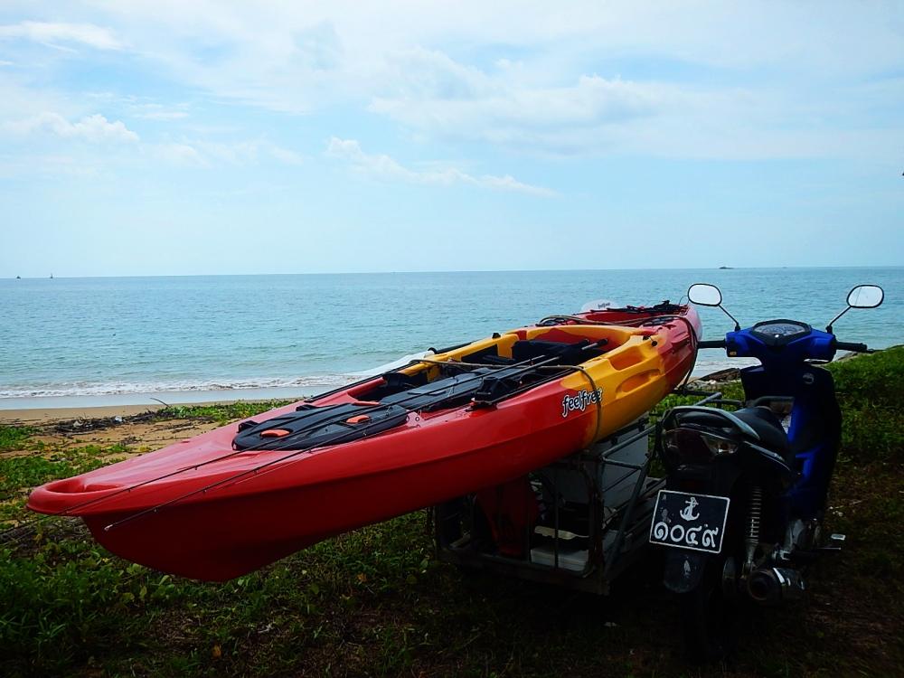  
[center]ไม่ถึง 5 นาทีก็มาถึงหน้าทะเล 
เป็นทะเลเรียบชายหาดสนามกอปล์ทับละมุ ฐานทัพเรือพังงาคับ[/ce