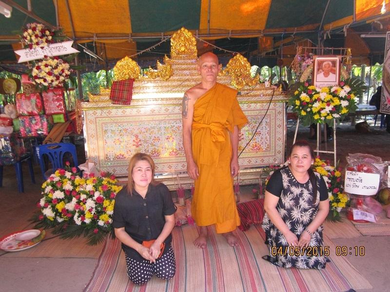 ++พระพี่ชายบวชหน้าไฟให้แม่ถ่ายกับบ้านใหม่แม่..ก่อนพาแม่ไปวัด++ :prost: :prost: :prost:++