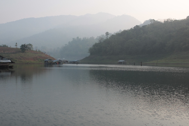 ....บางครั้งผมออกจากสถานทีผู้คนมากมายวุ่นวายเมืองหลวง......มาพักผ่อนตากอากาศแบบนี้ชีวิตก้อมีความสุขข