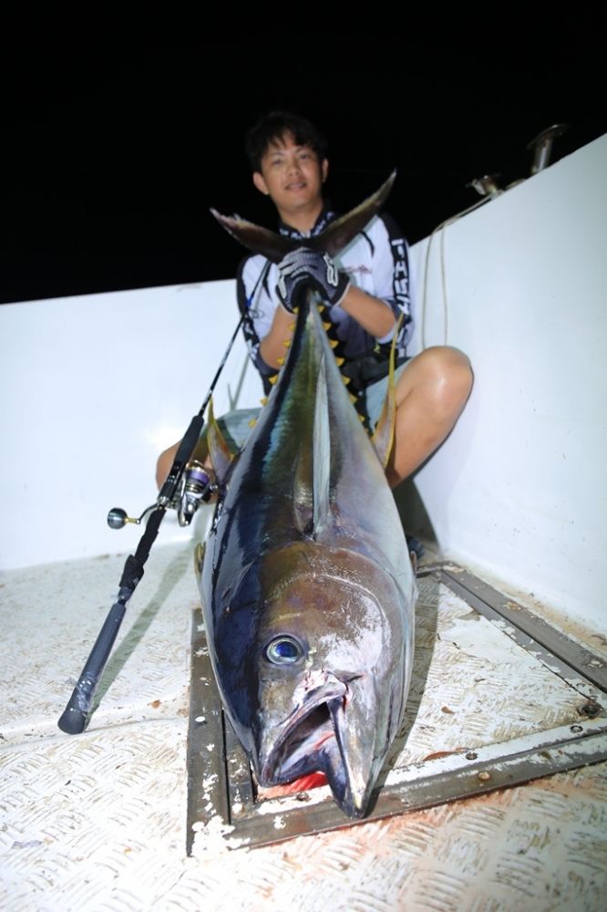 คุ้มกับความเหนื่อยล้า ร่วม2ชั่วโมง ที่บรรจงอัดเจ้าYellow Fin Tuna ตัวนี้
รางวัล15000นั้น ผมว่าไม่มี