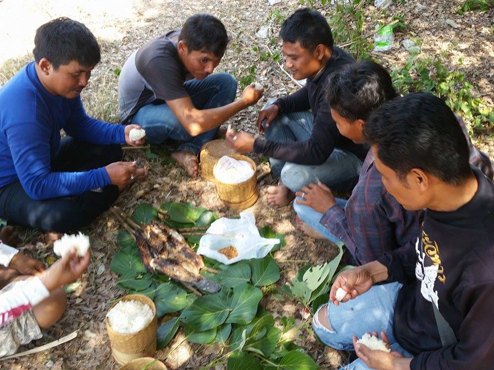 สุดท้ายร้อนทนไม่ไหวหิวข้าวจัดไป ปิ้งปลาชะโด กับข้าวไม่ได้ห่อมาห่อแต่เกลือกับข้าวเหนียวถ้าไม่ได้ปลานิ