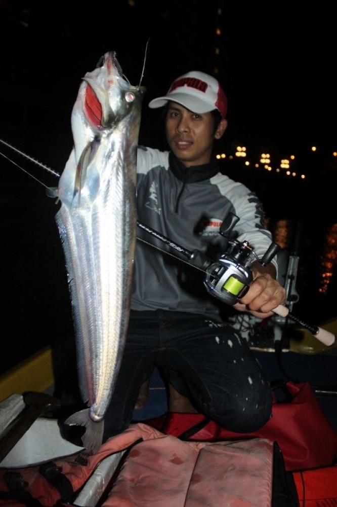 ประกบกับรอกเทพๆสาย...เบาจากค่าย  Daiwaรุ่น
 Daiwa:SS SV 6.3 ผมว่ามันตีไกลและเนียนลื่นมากๆเลยนะครับ.