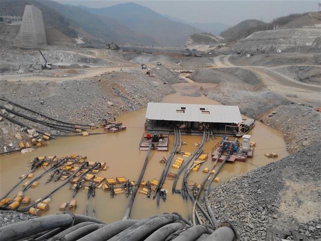 ไปทำงานก่อสร้างโครงการไฟฟ้าพลังน้ำที่ประเทศเพื่อนบ้าน จำเป็นต้องทำ dam กั้นแม่น้ำสายหนึ่ง   ภายใน da