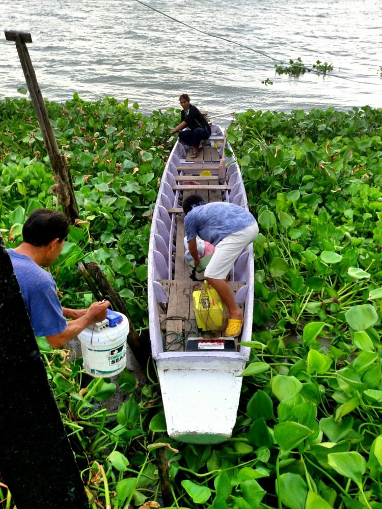 ไปถึงได้สักพัก ก็มีเรือ มารับครับ
ขอบอกคนขับเป็นผู้หญิงจ้า

ทำการถ่ายสัมภาระลงเรือครับ ผมเด็กสุด 