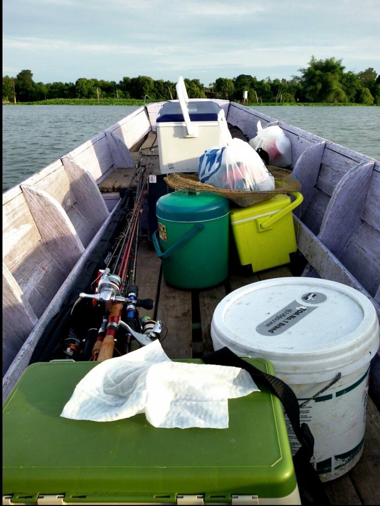 ตอนนั่งเรือกลับครับ สัมภาระเต็มเรือ พร้อมกับ"แห้ว"อีกกองใหญ่ๆครับ 

