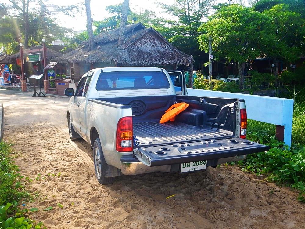 
 [center]มาถึงก็ไม่รอช้า รีบยกเรือลงหน้าชายหาดกันอย่างไว[/center]

