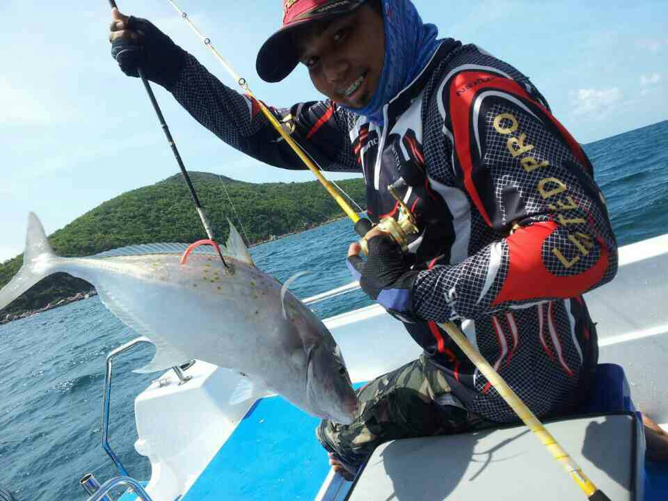 เนื่องจากลมแรงคลื่นใหญ่ หมายเลยถูกจำกัด จิ้กได้แค่ข้างๆเกาะ ที่หลบลม แล้วปลาตัวแรก ก็ตกเป็นของความขย