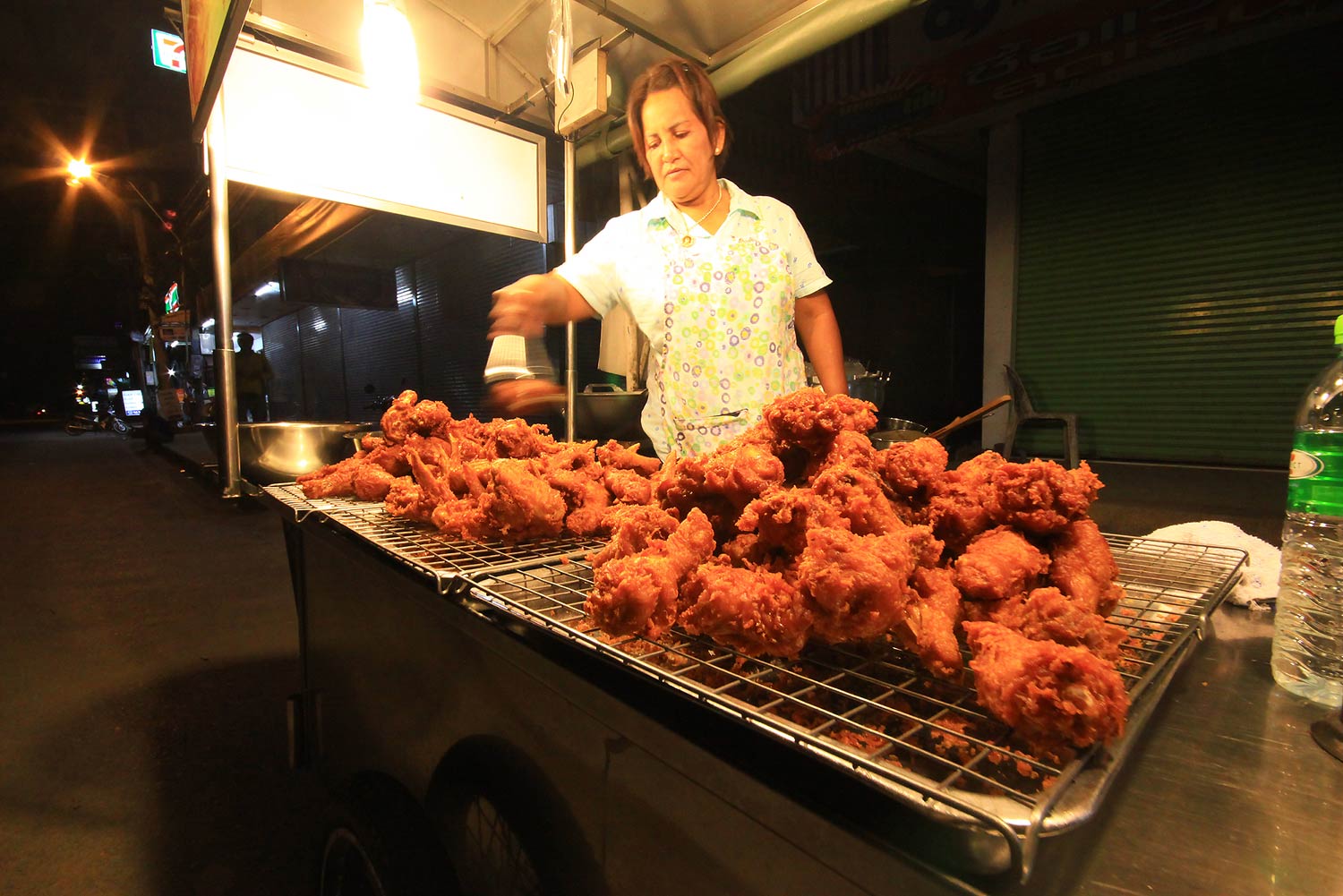 
 "  ชะอำ  "      คล้ายมีฟ้าผ่าลงกลาง รถเข็นไก่ทอดชะอำ    นี่คุณ นี่คุณ ไก่ทอดจะเอามัย ถ้าไม่ซื้อ