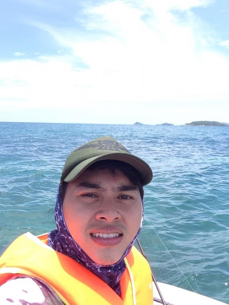 หลังจากนั้นก็เงียบพักใหญ่ระหว่างรอปลามากินเหยื่อก็หยิบโทรศัพท์มาถ่ายรูปแปปเดียว เสียงวัดปลาดัง "คว่