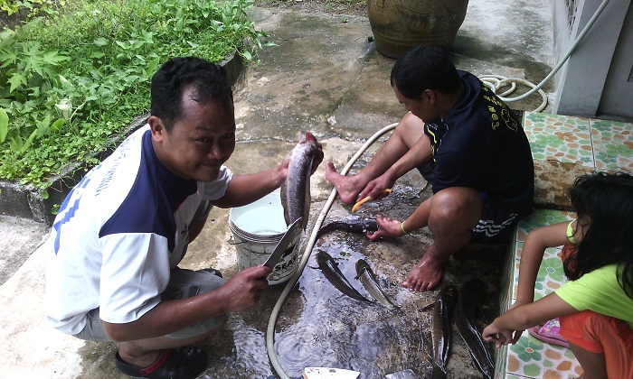 ตกเองก็ต้องทำเองแบบนี้ละครับน้ายุทธ น้าเส..555.. :cheer: :cheer: :cheer: :cheer: :cheer: :cheer: :ch