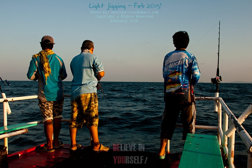 ในที่สุด ที่ทางด้านท้ายเรือ ก็เริ่มทยอยถูกจับจอง โดยไม่ต้องใช้เอกสารสิทธิ์แต่อย่างใด  :laughing: