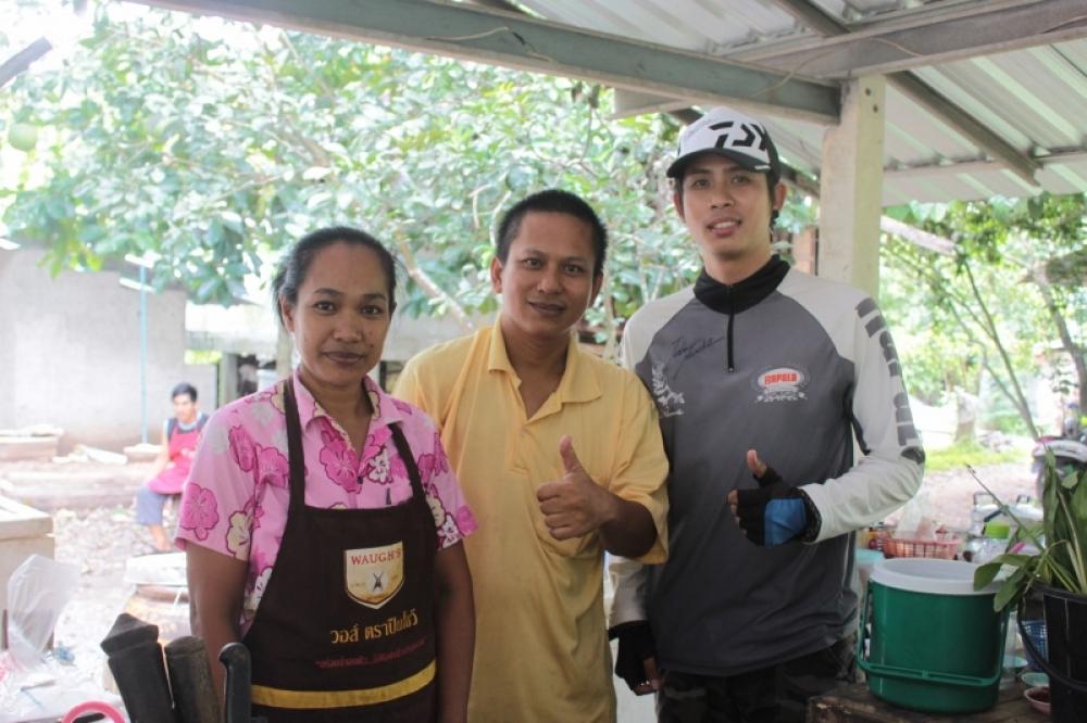 ขึ้นมาขอสั่งกับข้าวเสียหน่อยขอเก็บภาพถ่ายคุ่กับพีเอสและเจ๊เจ้าของสถานทีครับ..ขอให้รวยๆนะครับ เล่นยกก