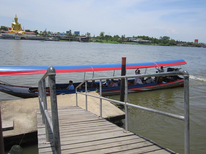 นี่เรือเมล์ครับหรือเรือหางยาว ออกจากท่าใต้สะพานพระราม4 ค่าโดยสารมาเที่ยวเกาะเกร็ดคนละ10บาทครับ ถ้าเล