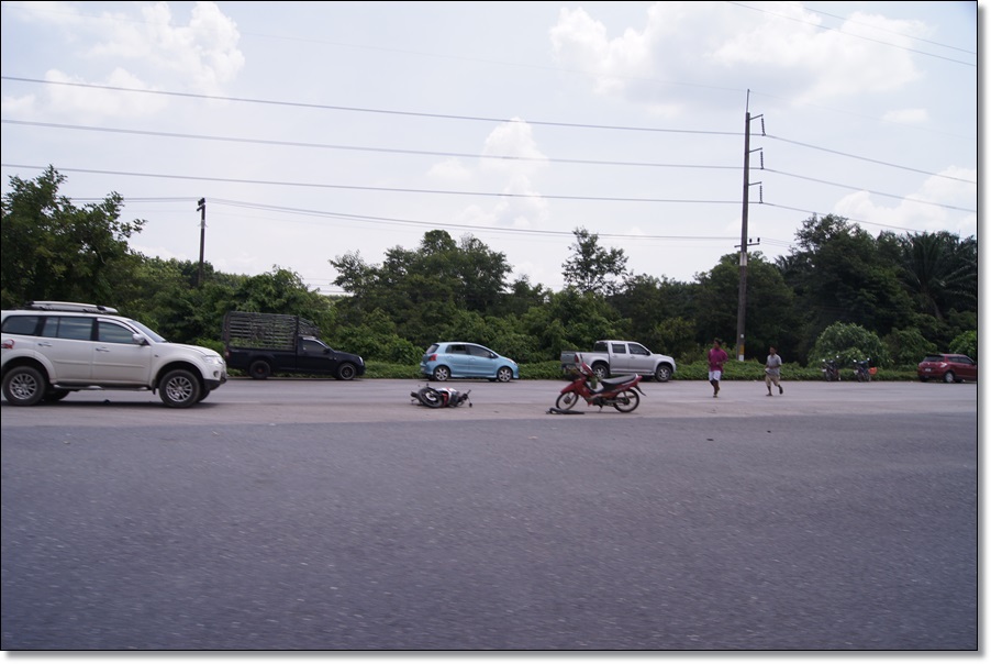 
 [center]ระห่างทางก็อย่างที่เห็น ใช้รถใช้ถนนต้องระวังนะครับ.[/center]