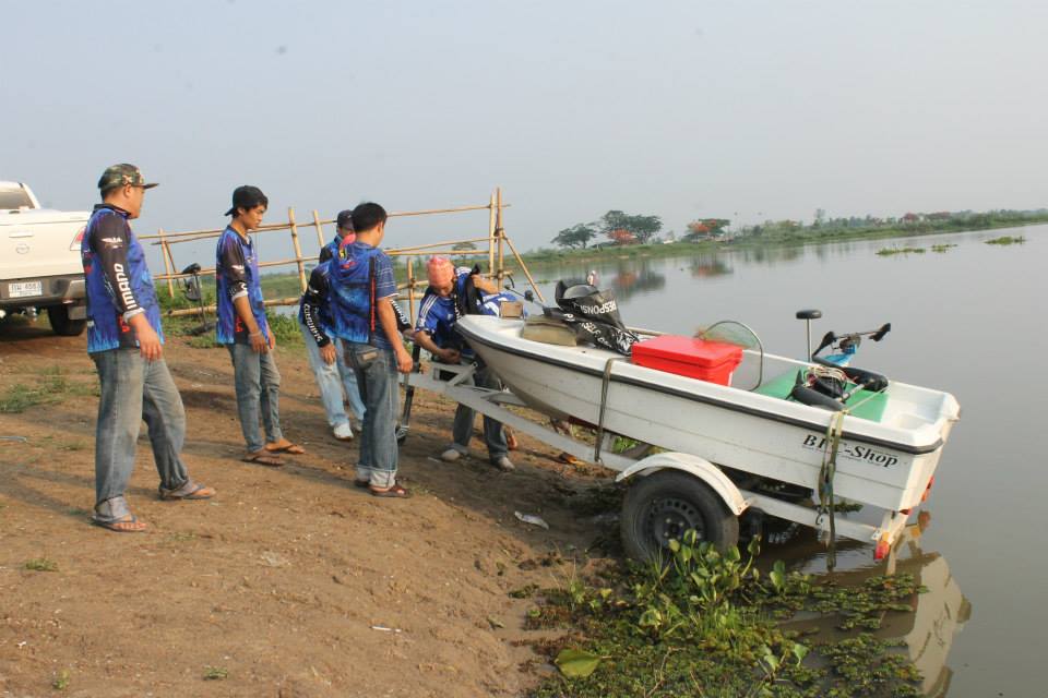 

 [center] [b]เรือลำนี้ได้มาหมาดๆครับ  เฮียภาส ผู้อาวุโสในกลุ่ม ขับรถพ่วงยังไม่คล่อง อาศัยน้องๆ เ