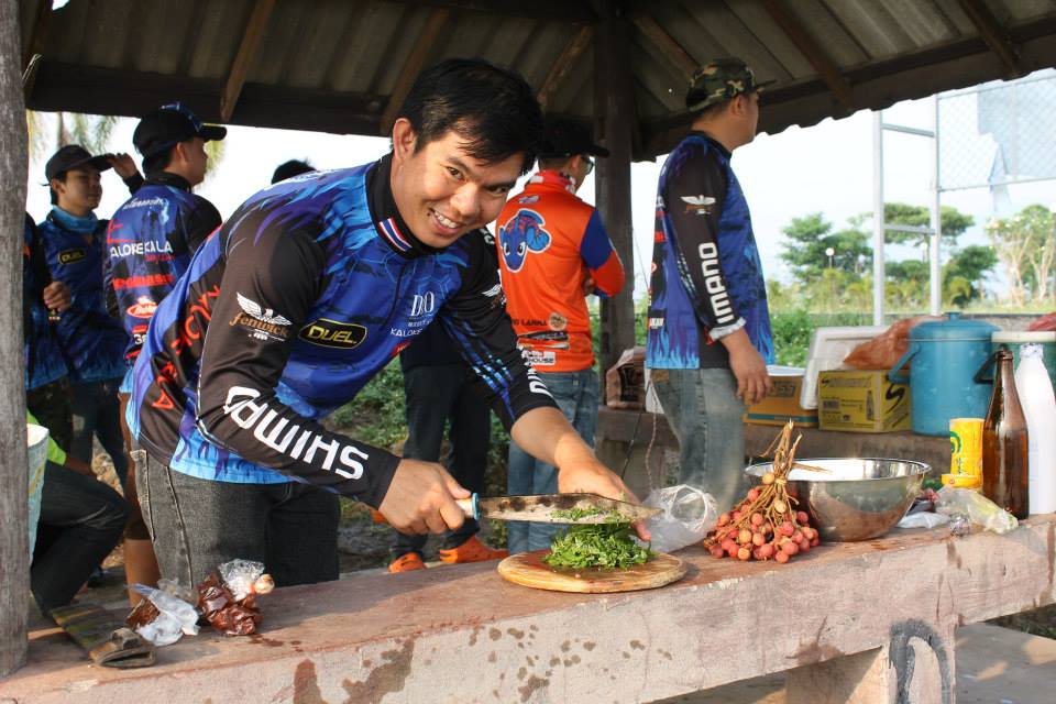 

 [center] [b]ช่วยกันเอาเรือลงเสร็จ ก็กินข้าวกินปลากันก่อนครับ  แต่ไหงไม่มีปลา กลายเป็น "ส้าจี้น