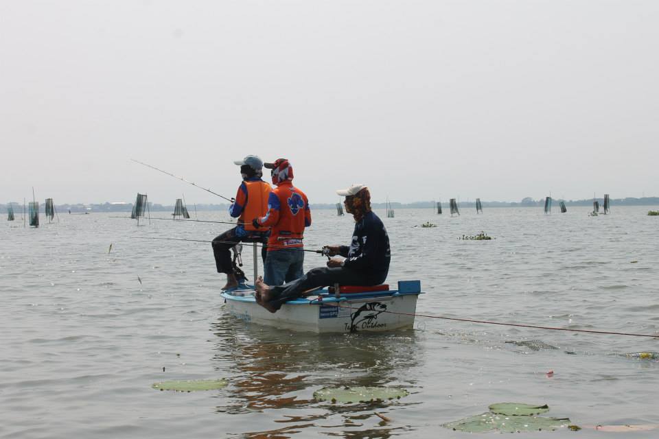 

เรือลำบาก ลำนี้มีน้าช่างหนุ่ม กับลูกชาย และลูกน้องครับ  :grin: :grin: :grin: :grin: :grin: :grin