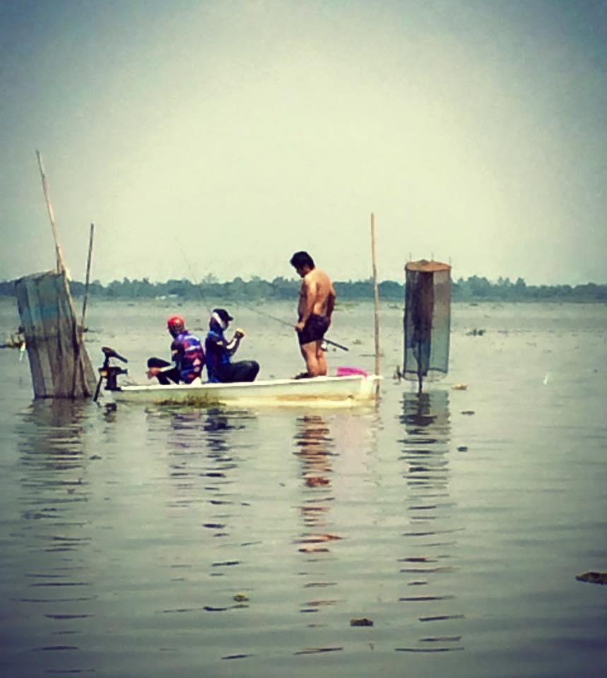 


ลำนี้สงสัยจะร้อนจัดครับ  อาบน้ำมันซะเลย ตอนลงนี่ง่ายครับ พอตอนขึ้นเรือนี่สิ เรือไม่คว่ำก็ดีแล้