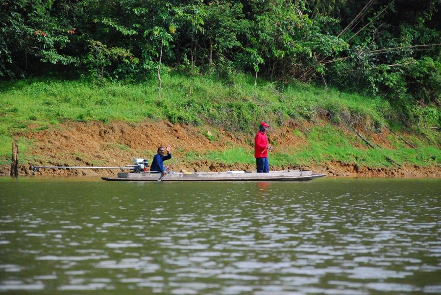 น้าเปิ้ลออกเรือไปกับบ่าวรัน   บ่าวรันเป็นเรือ3 แผ่น นั่งสบาย