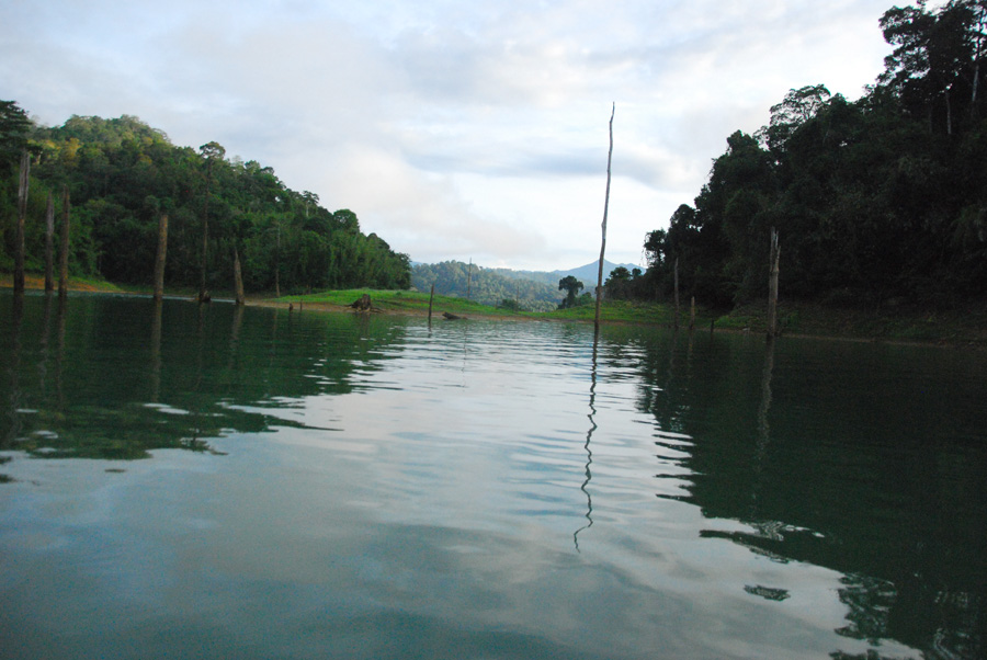 นั่งเรือ 5 นาที ถึงหมายแล้วครับ 