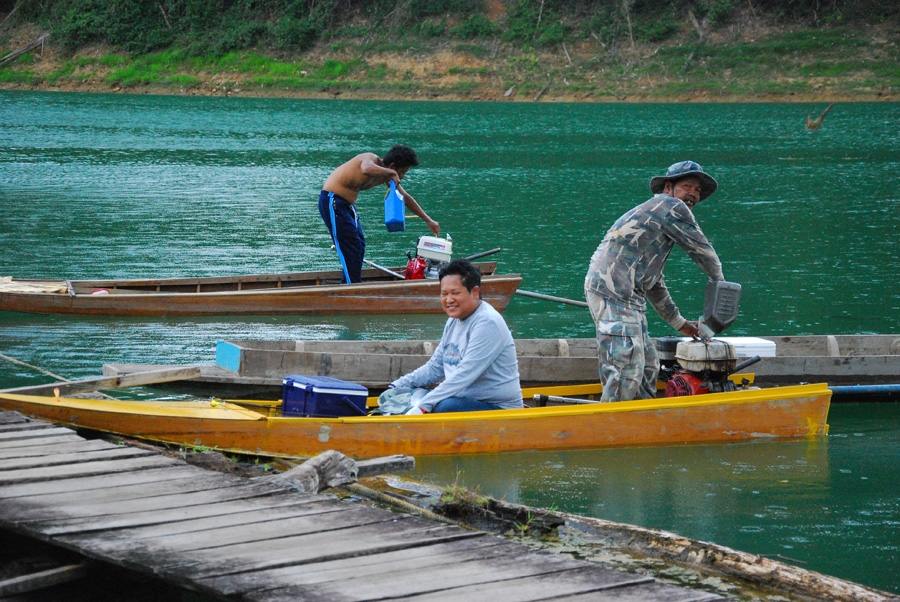 หนุ่มลงเรือตาหวี  ก่อนฝนจะตก ไปคลองเอกกันรอบบ่่าย