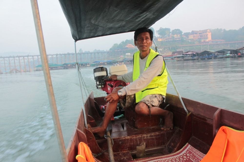 และผมก้อลงเรือ...เช่ากับลุงครับเหมาๆครับ500....3วัดเลยครับครั้งนี้ :cheer: