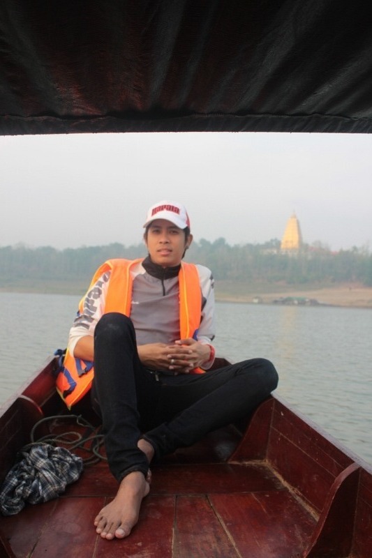 .......แล่นเรือมาไม่นานก้อได้พบกับเจดีย์ครับ :cheer: