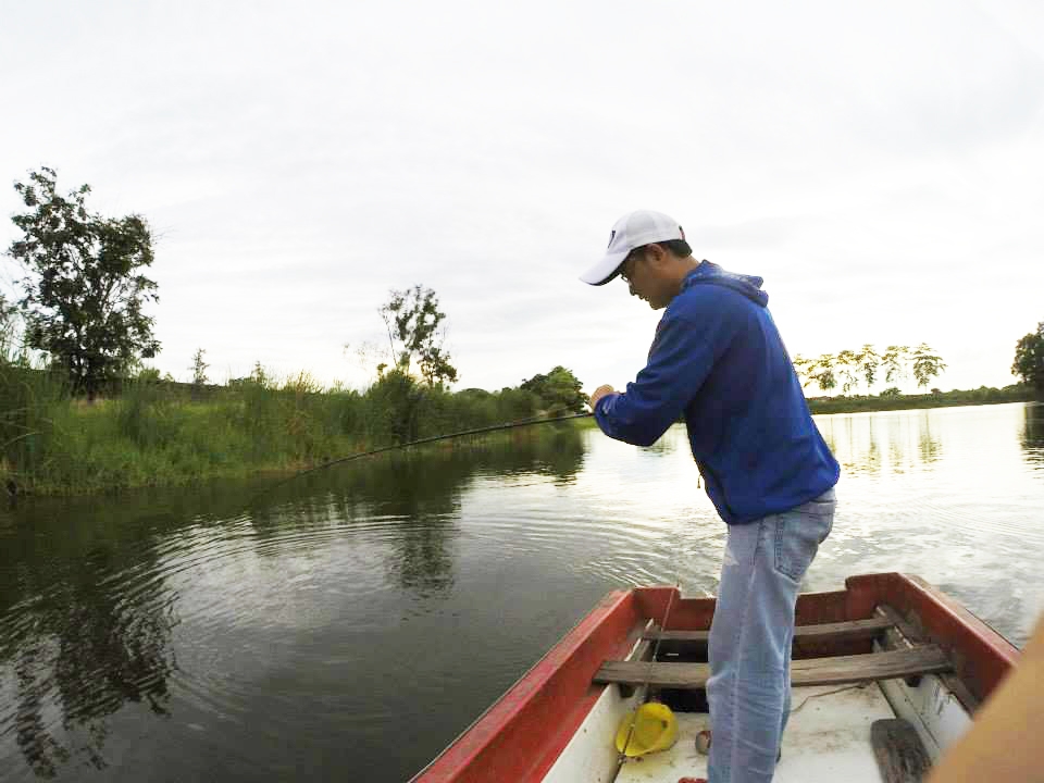 ลอยเรือออกมา  พี่ฮอลโดนอีกแล้วว