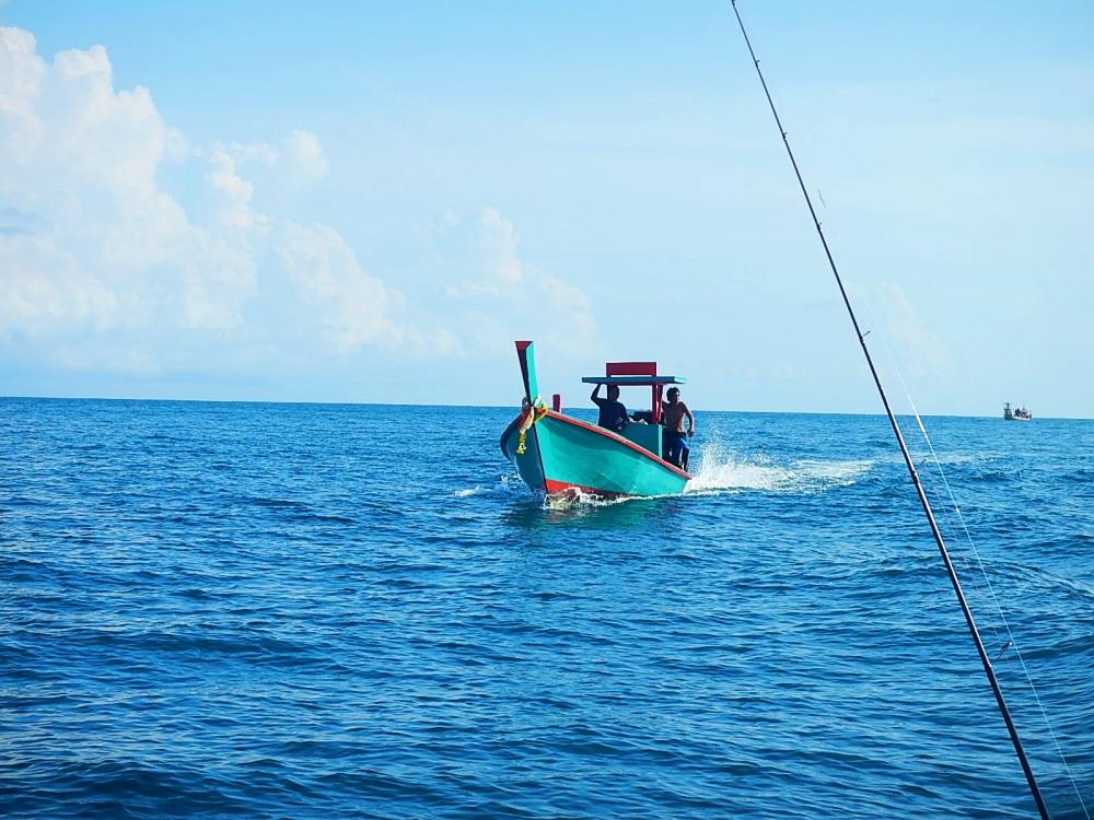 
 [center]จนมีเรือ คนรู้จักวิ่งผ่านเข้ามา ทักทายตามประสา แต่ได้ข่าวว่ามา.... [b]ดำนํ้ายิงปลา[/b]   