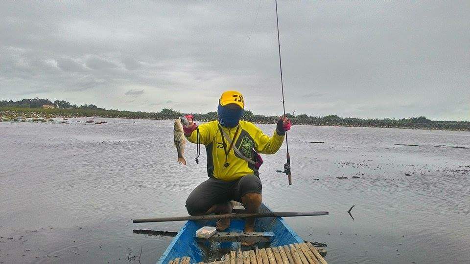 ลมแรงพัดเรือไป มาตลอดผมนิขาสั่นเลย