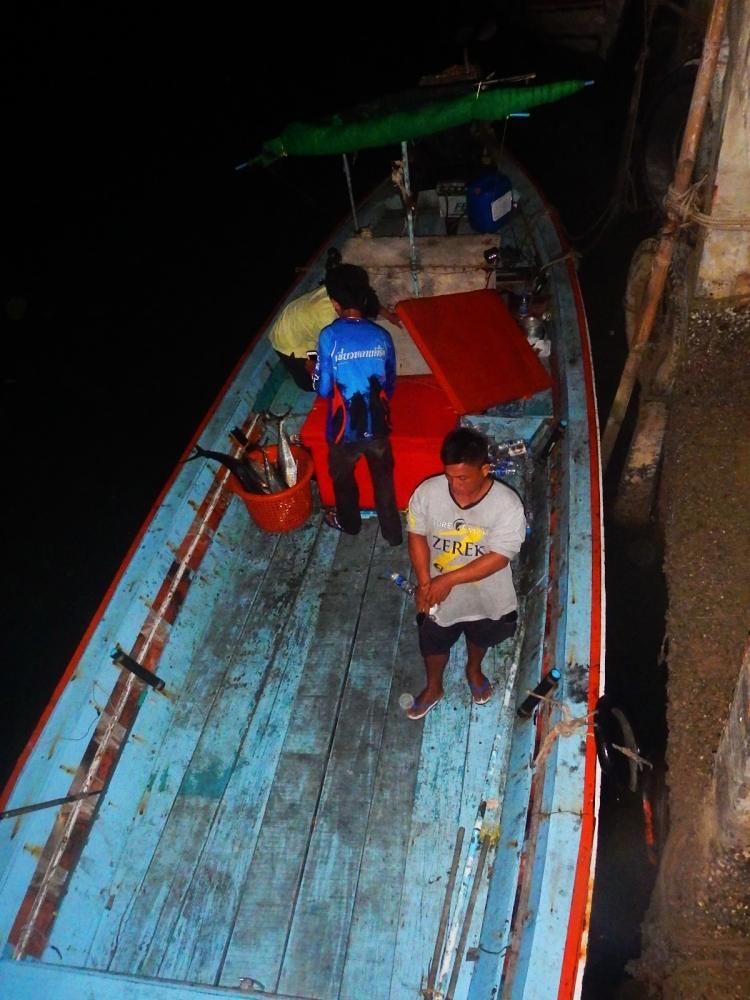 
 [center]ถึงท่า ก็โหลดของขึ้น เครียพื้นที่ในเรือ[/center]

