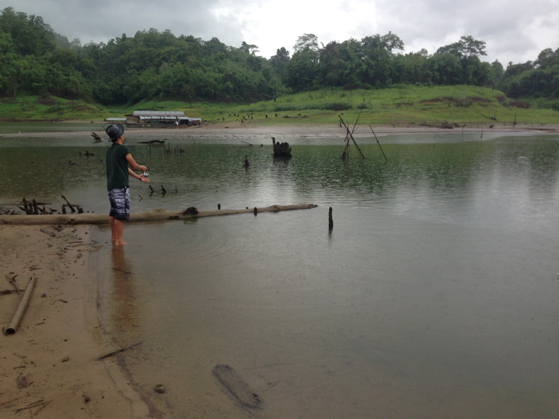 ผมเห็นว่าฝนเบาเม็ดลงบ้างเลย เลยชวนพี่เอ้แกไปพายเรือขึ้นเกาะเล็กๆที่กลางน้า ออกไปตีกระสูบกันบ้างเพื่อ