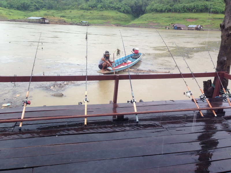 มีชาวบ้านใจดีที่อยุ่ใกล้ๆ ขับเรือมาผูกแพให้้ใหม่คับ พายุเมื่อคืนทำเชือกผูกแพขาดไปเส้นนึง แพที่อยุ่ตอ