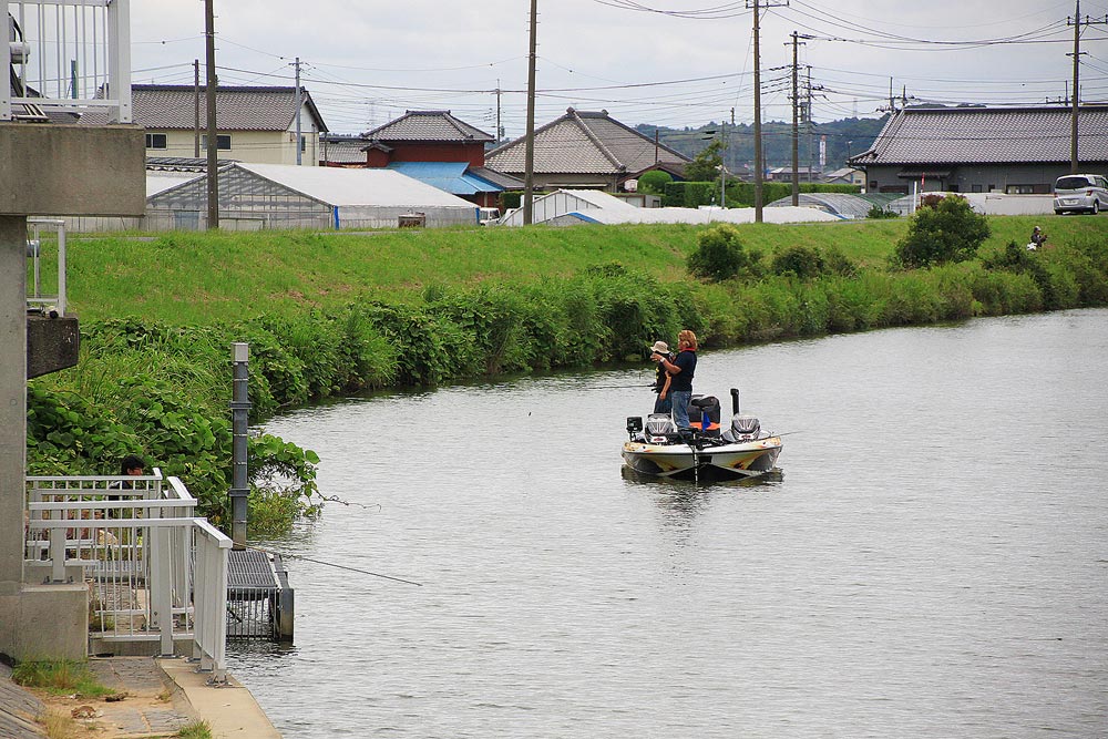 มีแต่เรือสวยๆ ผมเชื่อว่าอีกไม่นานมันจะมาลอยลำอยู่เมืองไทย :laughing: :laughing: :laughing: