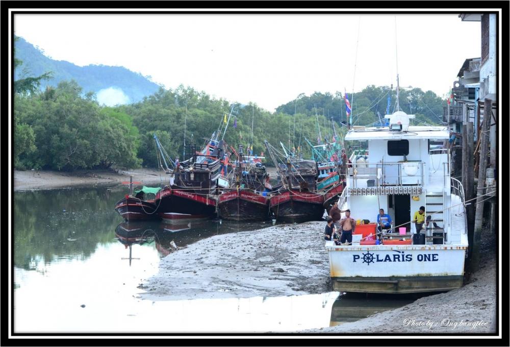 น้ำลด เรือติดเป็นของคู่กันครับ.....เราขนของลงเรือตั้งแต่ฟ้ายังไม่สว่างเพราะมาถึงเร็วกว่าที่คิด......