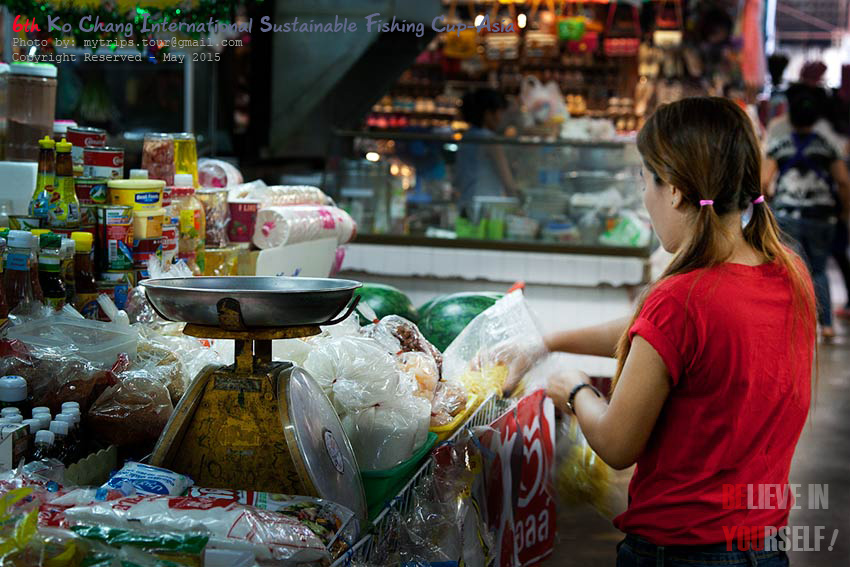 สงสัยเราคงต้องเปลี่ยนแผน ไปหาซื้อของสดที่ตลาดในตัวจังหวัดตราดกันล่ะครับ :think: [i][Subtitle: Perhap