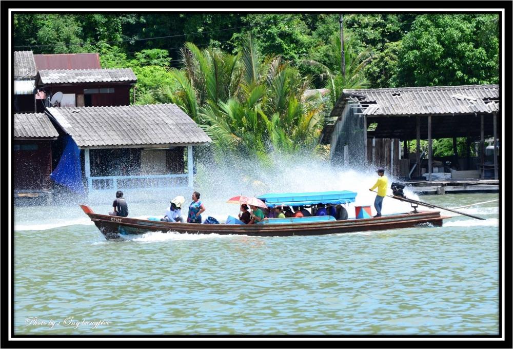 เรือเมล์ แตกต่างกับรถเมล์......นะ   อิอิ.....มันลุ้น ๆ ยังงัยไม่รู้ :smile: :grin: