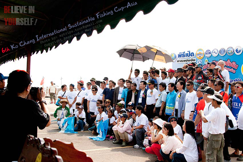 นักกีฬาตกปลาถ่ายภาพหมู่ร่วมกันเป็นที่ระลึก :cool: [i][Subtitle: Group photo of anglers for record.][