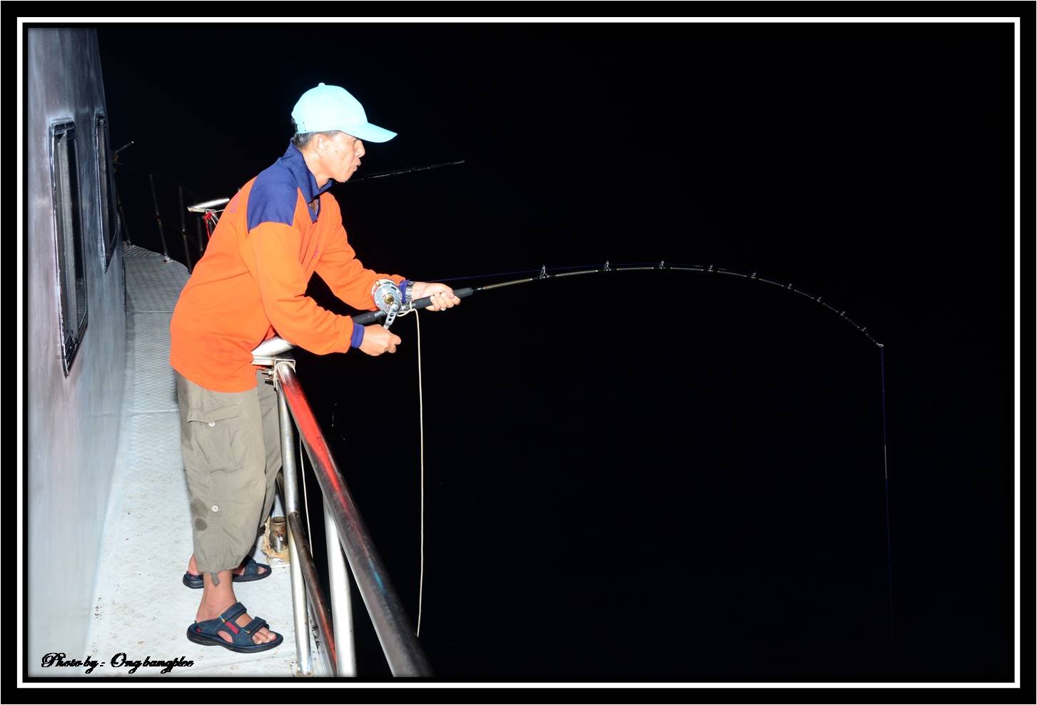 ด้านข้างเรือตะโกนบอกปลากินอีกแล้วครับ......บังเต๊ะมีความสุขมากครับกับปลาเกมในค่ำคืนนี้โดนปลาลากสายออ