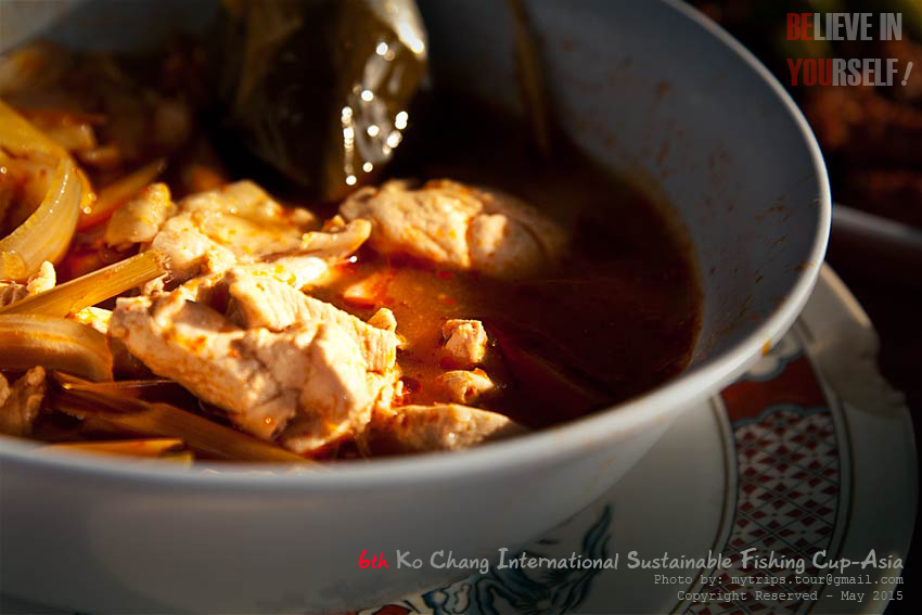 แกงไก่อะไรซักอย่างล่ะอันนี้ :think: [i][Subtitle: It’s some kind of chicken curry, huh?][/i]  :umh: