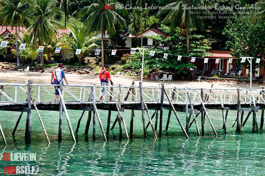 เราได้เวลาเดินทางขึ้นบนเกาะเพื่อไปโซ้ยข้าวกลางวันและร่วมพิธีการประกาศผลการแข่งขันกันล่ะครับ :umh: [i